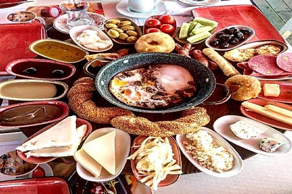 Teknede Kahvaltı Çeşitleri.